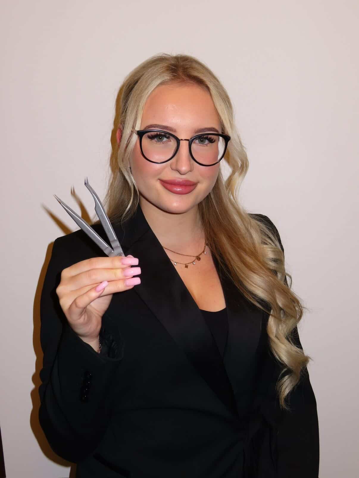 Isabel von Aestheticbeauty Nürnberg und Feuchtwangen, Beauty-Expertin für Wimpern, Brows und Gesichtsbehandlungen